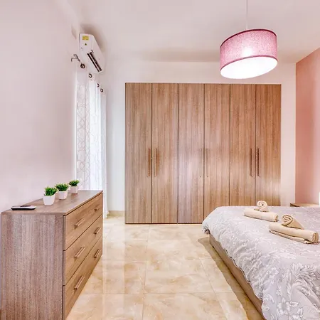 Spacious, Bright, Valley & Sea View Maisonette Apartment Xaghra