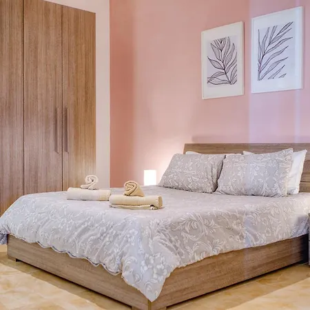 Spacious, Bright, Valley & Sea View Maisonette Xaghra