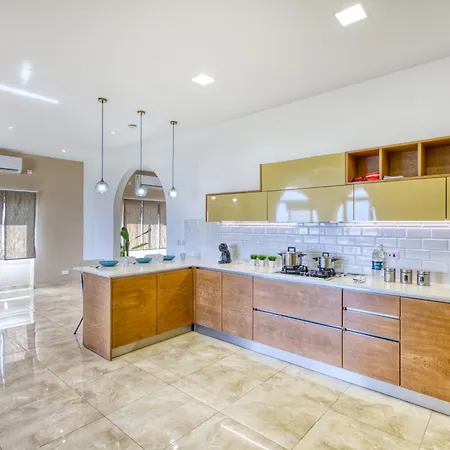 Spacious, Bright, Valley & Sea View Maisonette