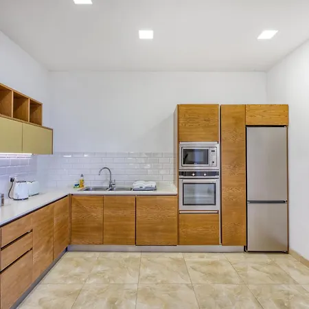 Apartment Spacious, Bright, Valley & Sea View Maisonette *