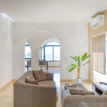 Spacious, Bright, Valley & Sea View Maisonette Xaghra