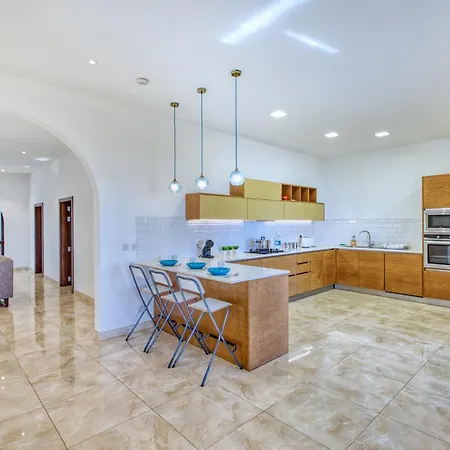 Spacious, Bright, Valley & Sea View Maisonette * Xaghra