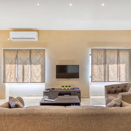 Spacious, Bright, Valley & Sea View Maisonette アパート