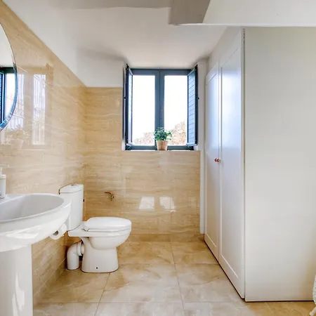 Spacious, Bright, Valley & Sea View Maisonette アパート *