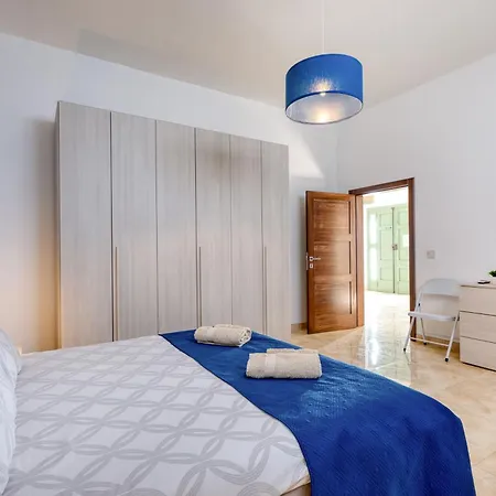 Spacious, Bright, Valley & Sea View Maisonette Xaghra