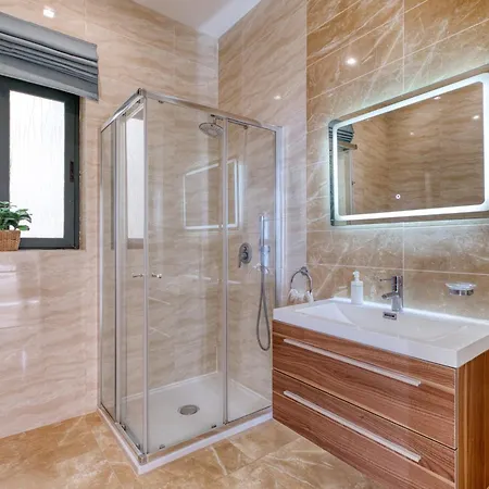 Spacious, Bright, Valley & Sea View Maisonette *