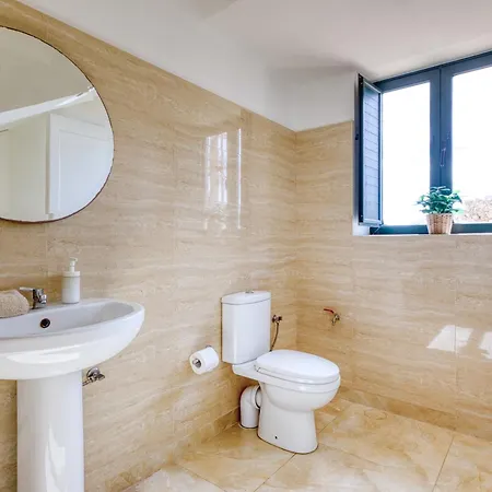 Apartment Spacious, Bright, Valley & Sea View Maisonette Xaghra