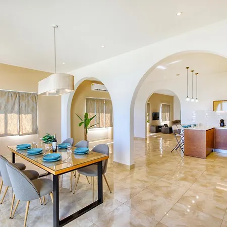 Spacious, Bright, Valley & Sea View Maisonette Xaghra