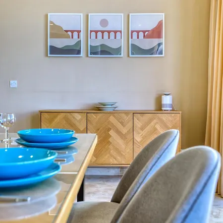 Spacious, Bright, Valley & Sea View Maisonette アパート