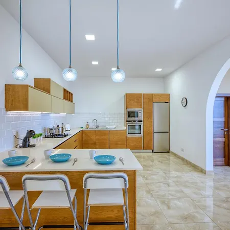 Apartment Spacious, Bright, Valley & Sea View Maisonette Xaghra