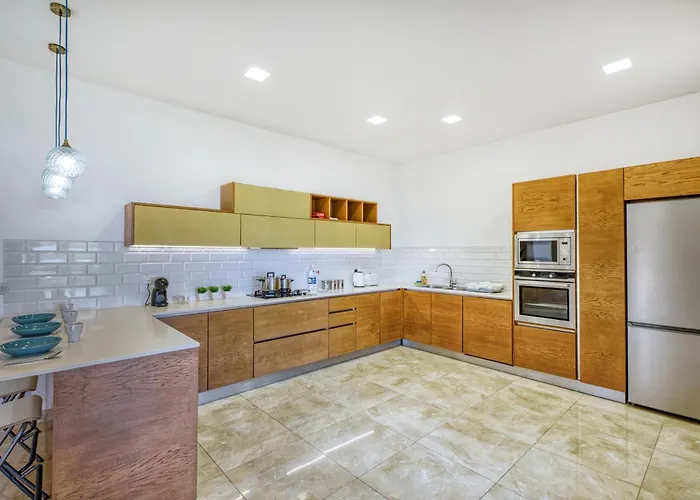 Spacious, Bright, Valley & Sea View Maisonette Appartement *