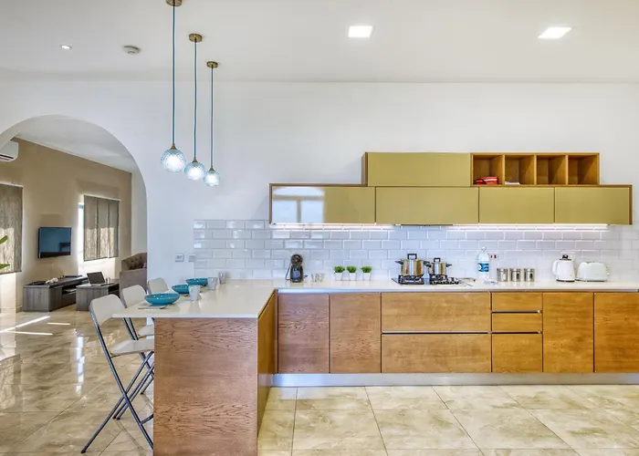 Spacious, Bright, Valley & Sea View Maisonette Xagħra